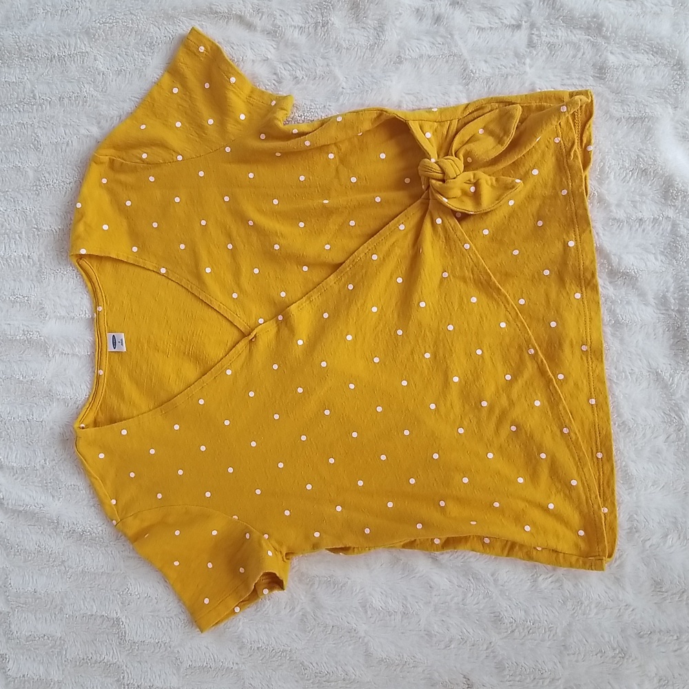 Adorable yellow gold polka dot short sleeve wrap shirt sz M